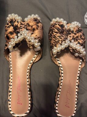 Betsey Johnson Leopard-Print Pearl Bow Slide Mules - Brown